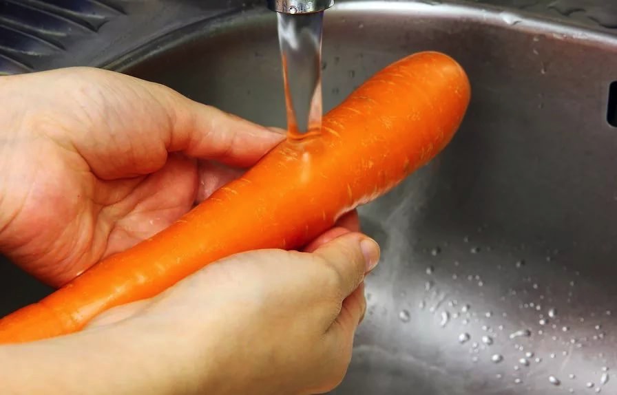 Как клеить морковь. Мытье моркови. Моем морковку. Помыть морковь. Морковь мытая.